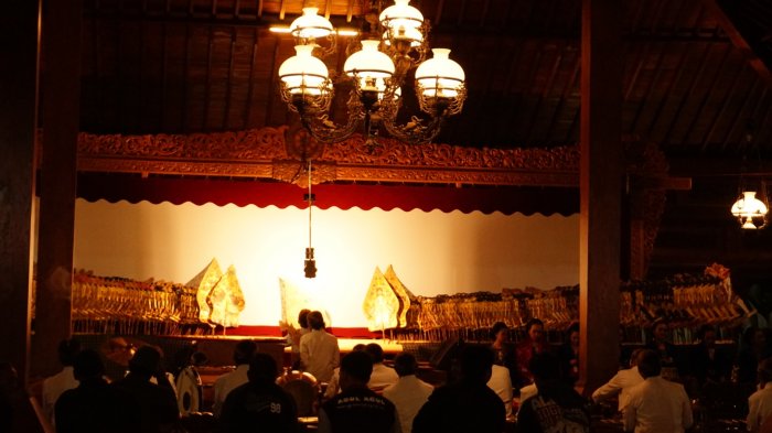 Pementasan wayang kulit di Bali Ndeso Resto, Karanganyar yang juga dihadiri Bupati Juliyatmono dan jajaran OPD, Minggu (16/9/2018) malam. 